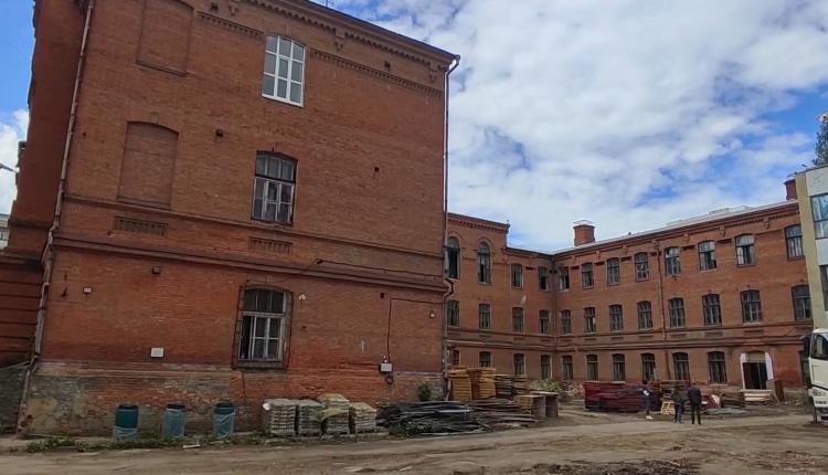 В рамках первого этапа строители уже приступили к работам, которые должны остановить разрушение здания