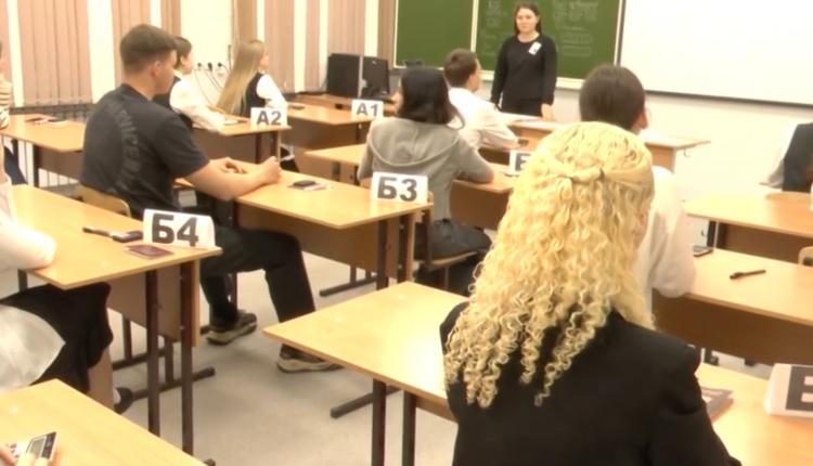 В нем принимают участие 9,5 тысяч выпускников 11-х классов
