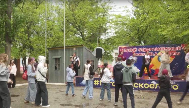 Многие выбирают лагеря и школьные площадки