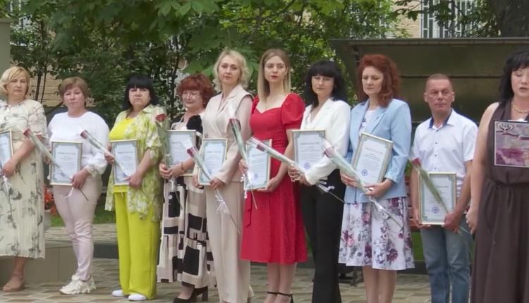 В Энгельсском доме-интернате для престарелых и инвалидов поздравили всех сотрудников сразу с двумя профессиональными праздниками – Днем социального и Днем медицинского работника
