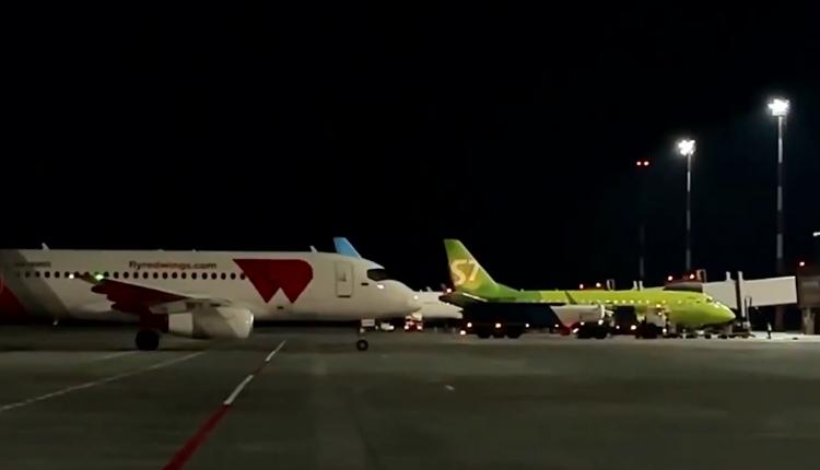 Первый самолет по сложившейся авиационной традиции на перроне встретили водной аркой из пожарных машин аэродрома