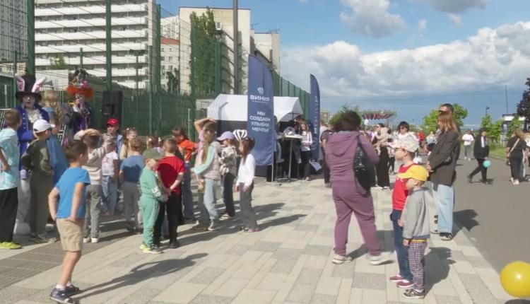 Саратовская стоматологическая клиника в шестой раз провела на городской набережной традиционный праздник для юных жителей областного центра, приуроченный ко Дню защиты детей
