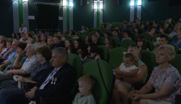 В зале собрались пары, которые вместе прошли большой путь
