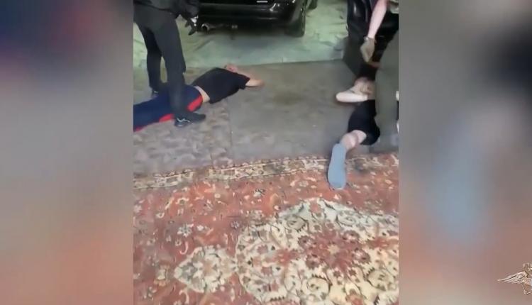 Четверо мужчин, один из которых ранее судим, подозреваются в серии мошенничеств