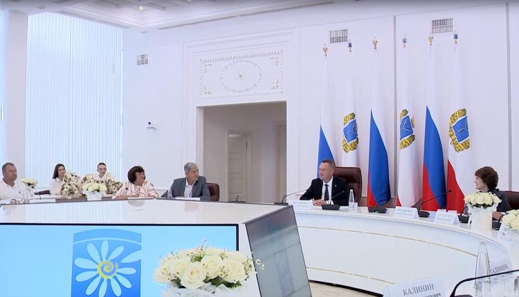 В этот день чествуют многодетные семьи, а также супружеские пары, прожившие в счастливом браке не менее 25 лет