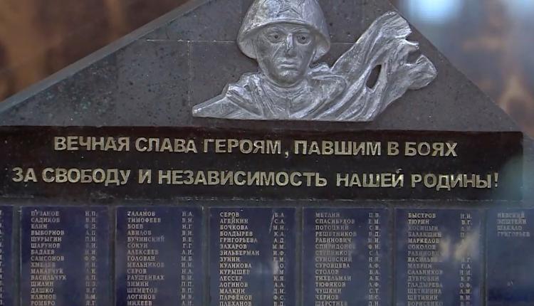 2 июля 2020 года указом Президента РФ Саратову было присвоено это звание в знак признания выдающегося вклада жителей города в достижение Победы в Великой Отечественной войне