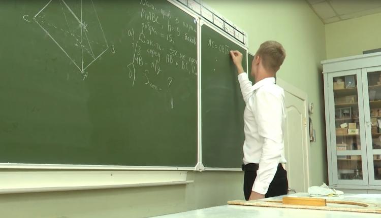 В нашей области экзамены на 100 баллов сразу по двум предметам сдали 4 человека
