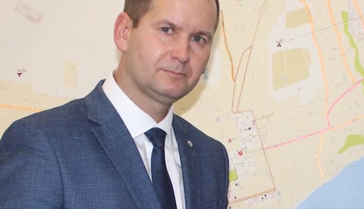 Его отставка произошла на фоне скандала из‑за ремонта дворов, школ и детских садов в поселке Возрождение и селе Сосновая Маза, где подрядчики некачественно выполнили работы